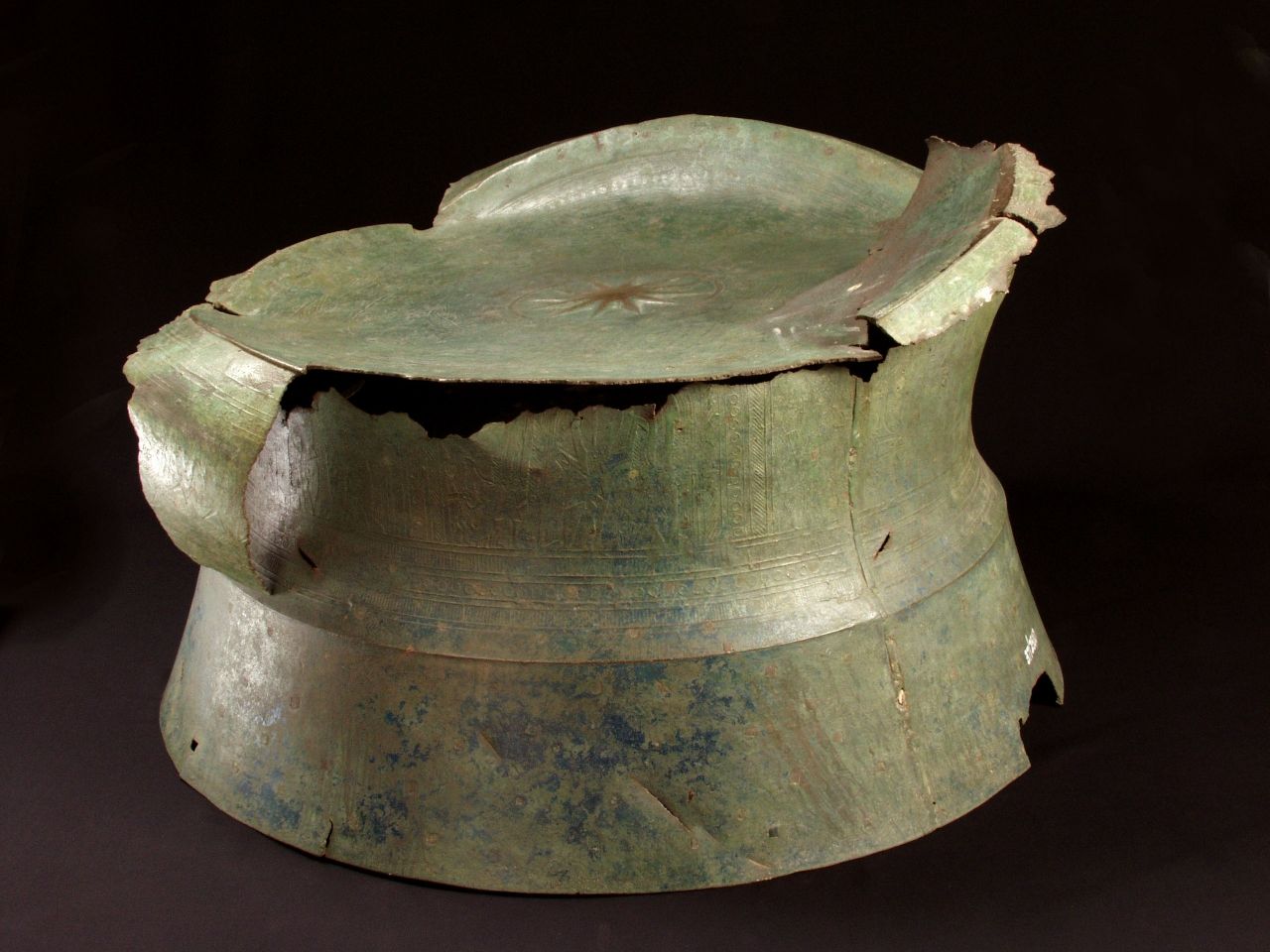 กลองมโหระทึก สมัยก่อนประวัติศาสตร์ ยุคสำริด ค้นพบที่ อ.ปักธงชัย ที่มาภาพ - เว็บพิพิธภัณฑสถานแห่งชาติ มหาวีรวงศ์ 