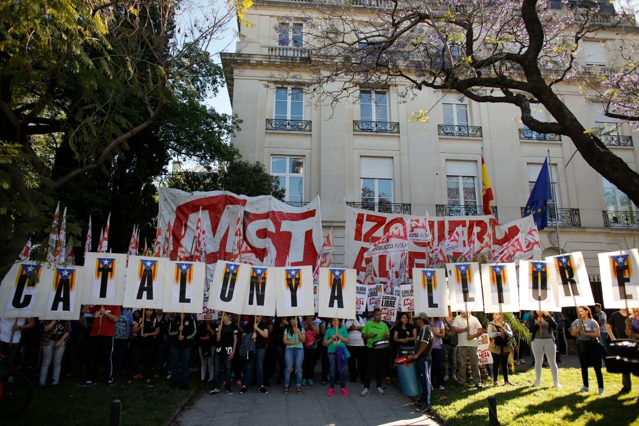 นักเคลื่อนไหวหลายร้อยคนชุมนุมหน้าสถานทูตสเปนในกรุงบัวโนสไอเรส ของอาร์เจนตินา ชูป้ายระบุให้ ‘ปลดปล่อยกาตาลุญญา’