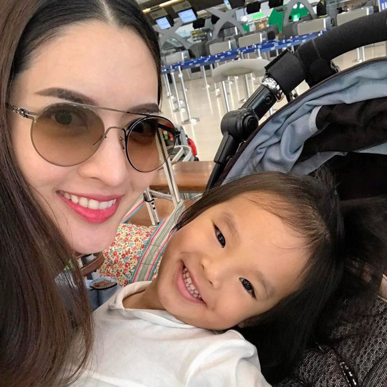 ได้ฤกษ์ น้องปีใหม่ ปิดเทอม แอฟ-ทักษอร ก็เลยพาไปเที่ยวฝรั่งเศสแบบยกครัวพร้อมด้วยคุณตาคุณยาย ...อ้อ คำว่ายกครอบครัว เนี่ย ไม่รวม สงกรานต์นะ.