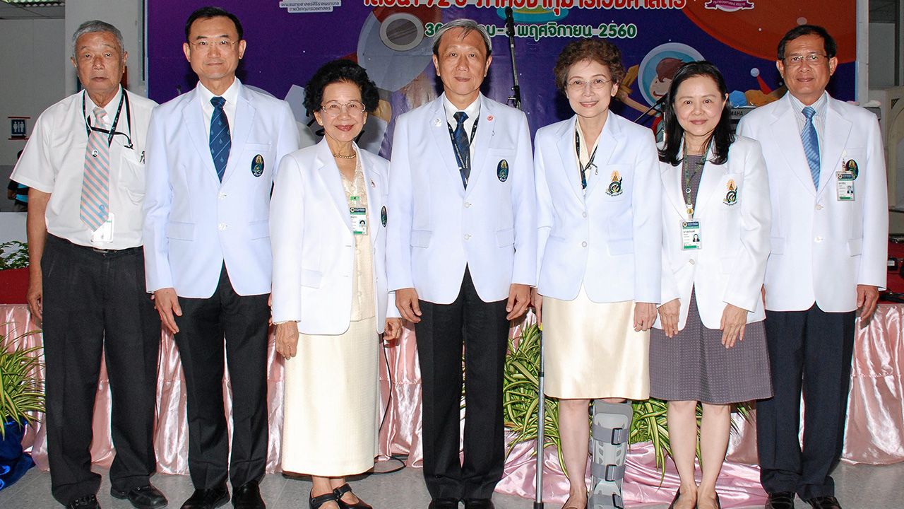 เจ็ดสิบสอง ศ.ดร.นพ.ประสิทธิ์ วัฒนาภา เปิดนิทรรศการ “72 ปี กุมารเวชศาสตร์ศิริราช” เพื่อเสริมสร้างความรู้ในการดูแลสุขภาพ จัดถึง 3 พ.ย. โดยมี ศ.พญ.จารุพิมพ์ สูงสว่าง, ศ.นพ.อภิชาติ อัศว มงคลกุล, ศ.พญ.ชนิกา ตู้จินดา และ ศ.ดร.นพ.สรรใจ แสงวิเชียร มาร่วมงานด้วย ที่ รพ.ศิริราช.