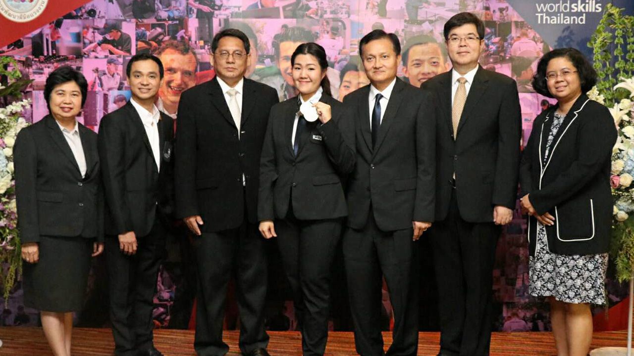ยอดฝีมือ จรินทร์ จักกะพาก ปลัดกระทรวงแรงงาน มอบรางวัลให้แก่ ผู้ชนะสาขาอาชีพการแข่งขันฝีมือแรงงานนานาชาติ ครั้งที่ 44 โดยมี สุทธิ สุโกศล, อัจฉรา แก้วกำชัยเจริญ, ผศ.ดร.สาโรจน์ พรประภา และ พลอยจรัส ประกัตฐโกมล มาร่วมงานด้วย ที่โรงแรมเซ็นจูรี่ พาร์ค วันก่อน.