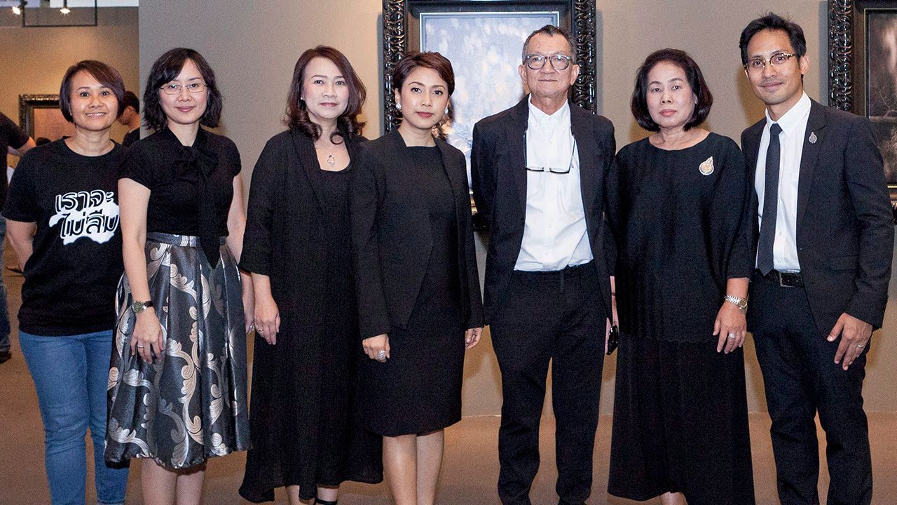 มีคุณค่า ศ.ถาวร โกอุดมวิทย์ และ ระริน อุทกะพันธุ์ ปัญจรุ่งโรจน์ จัดมอบภาพพิมพ์พระบรมฉายาสาทิสลักษณ์และสมุดบันทึก “เราจะไม่ลืม” ให้แก่ผู้เข้าร่วมชมงานบ้านและสวนแฟร์ 2017 จัดถึง 5 พ.ย. โดยมี เจรมัย พิทักษ์วงศ์ มาร่วมงานด้วย ที่อิมแพ็ค เมืองทองธานี วันก่อน.