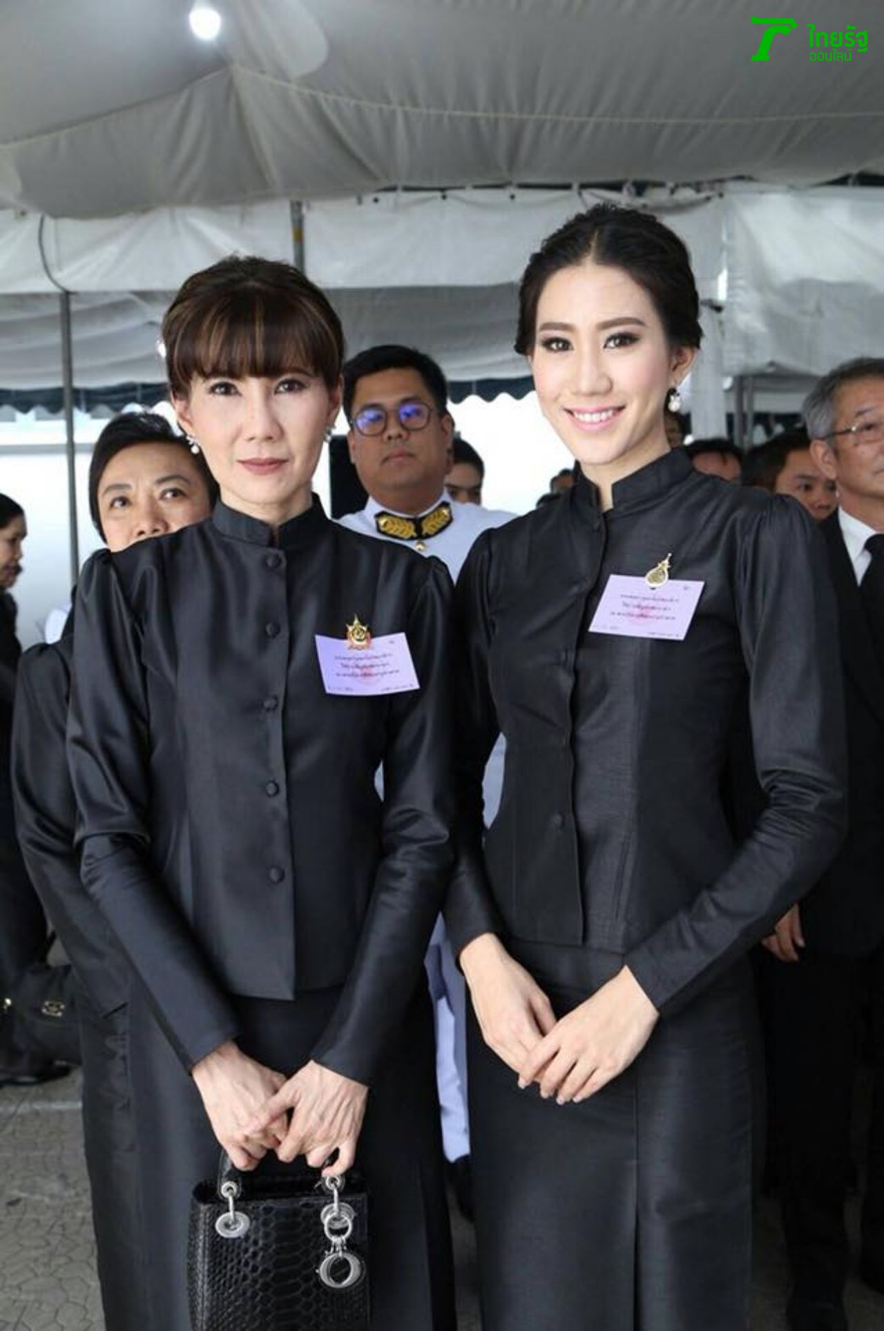 ชุดดำที่ ปัต บ้านผม เคยตัดออกแบบให้ แก้ว อภิรดี พร้อมลูกสาวเบลล์ เลลาณี มิสแกรนด์สระบุรี 2017
