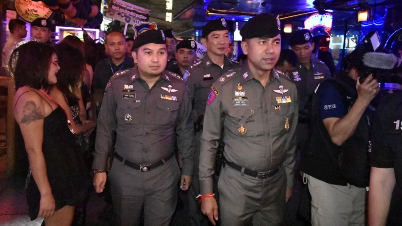 รรท.รอง ผบช.ทท. นำกำลังตร. ลงตรวจ ซ.คาวบอย เนื่องในวันฮาโลวีน 