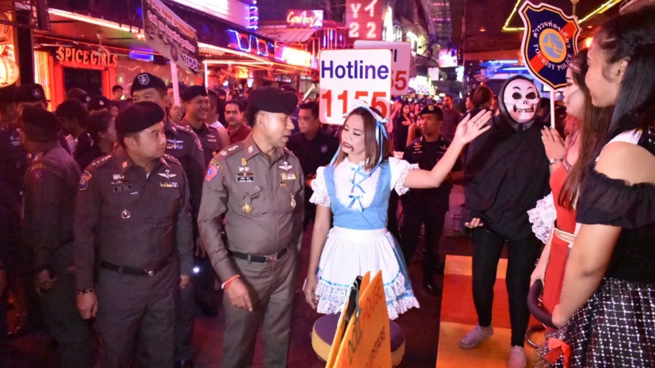 รรท.รอง ผบช.ทท. นำกำลังตร. ลงตรวจ ซ.คาวบอย เนื่องในวันฮาโลวีน 