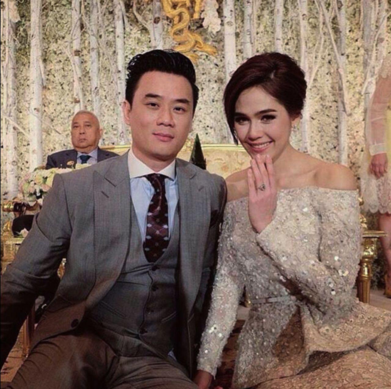 ยิ้มเบาๆ โชว์แหวน