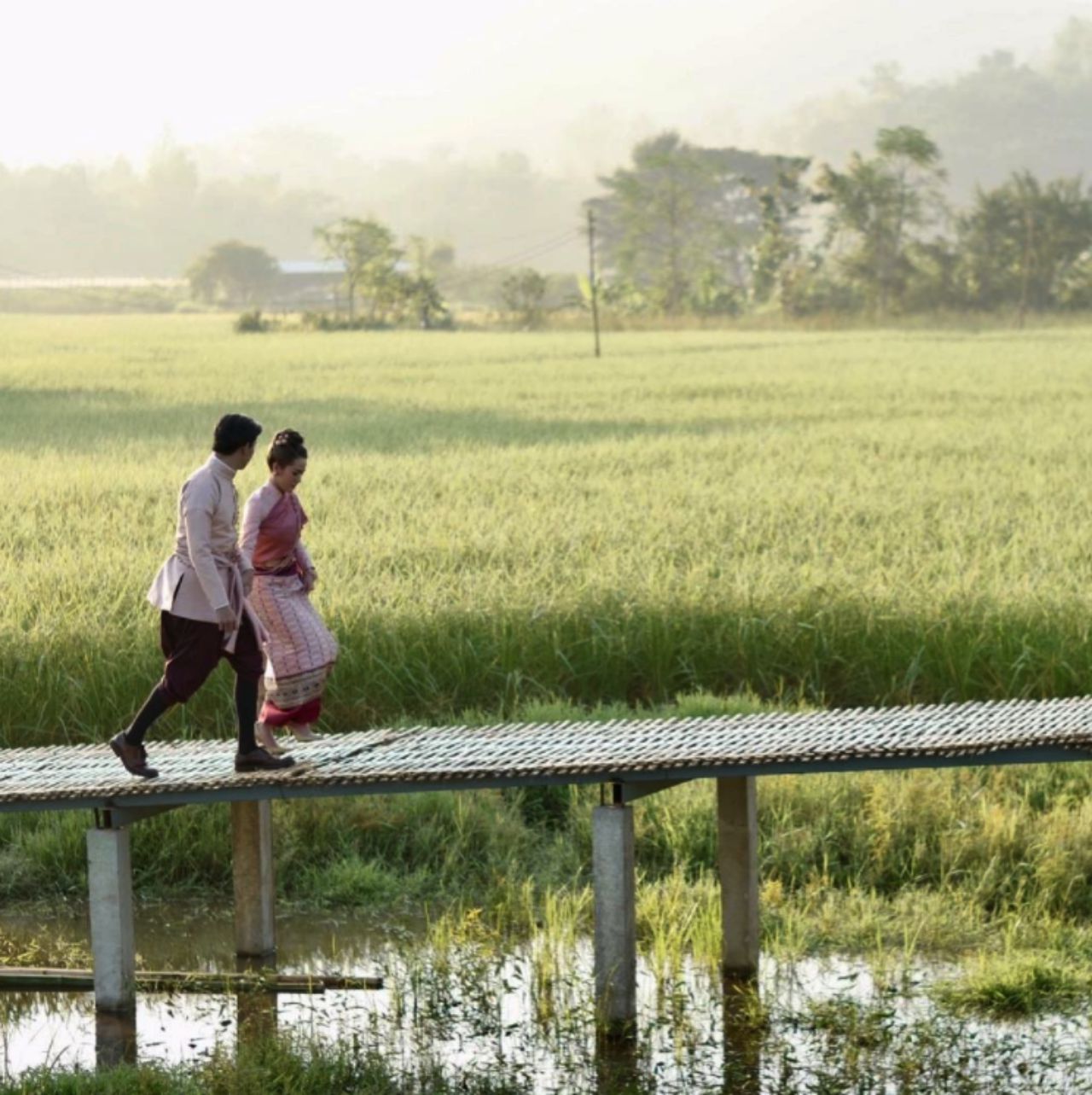 เป๊ก-นิว จูงมือเดินกันมา