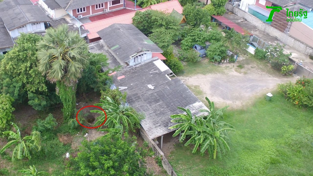 จุดฝังศพ กับบ้าน นางโดโร อยู่ห่างกันแค่กำแพงกั้น