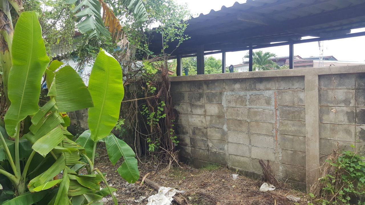 รั้วที่ถูกเจาะแล้วก่อใหม่ บ้านนายปราโมทย์ ติดกับบริเวณที่พบโครงกระดูกแหล่งที่มา