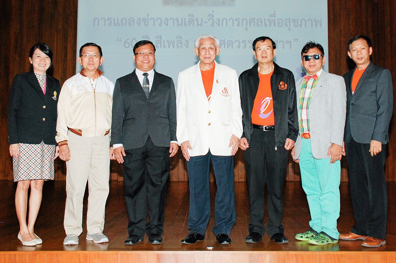 เดิน-วิ่งกุศล รศ.ดร.ศิริเดช สุชีวะ คณบดีคณะครุศาสตร์ แถลงข่าวการจัดงานเดิน-วิ่งการกุศลเพื่อสุขภาพ “60 ปีสีเพลิง เถลิงศตวรรษจุฬาฯ” ในวันที่ 26 พ.ย. เพื่อหารายได้สร้างพิพิธภัณฑ์ ศ.ท่านผู้หญิงพูนทรัพย์ นพวงศ์ ณ อยุธยา โดยมี ชัยธวัชว์ ไทยง มาร่วมแถลงด้วย ที่จุฬา วันก่อน.