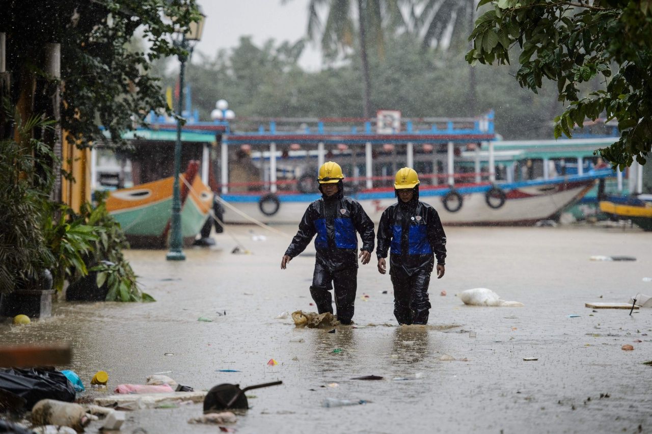 หลายพื้นที่ในเมืองฮอยอันยังมีน้ำท่วมขัง