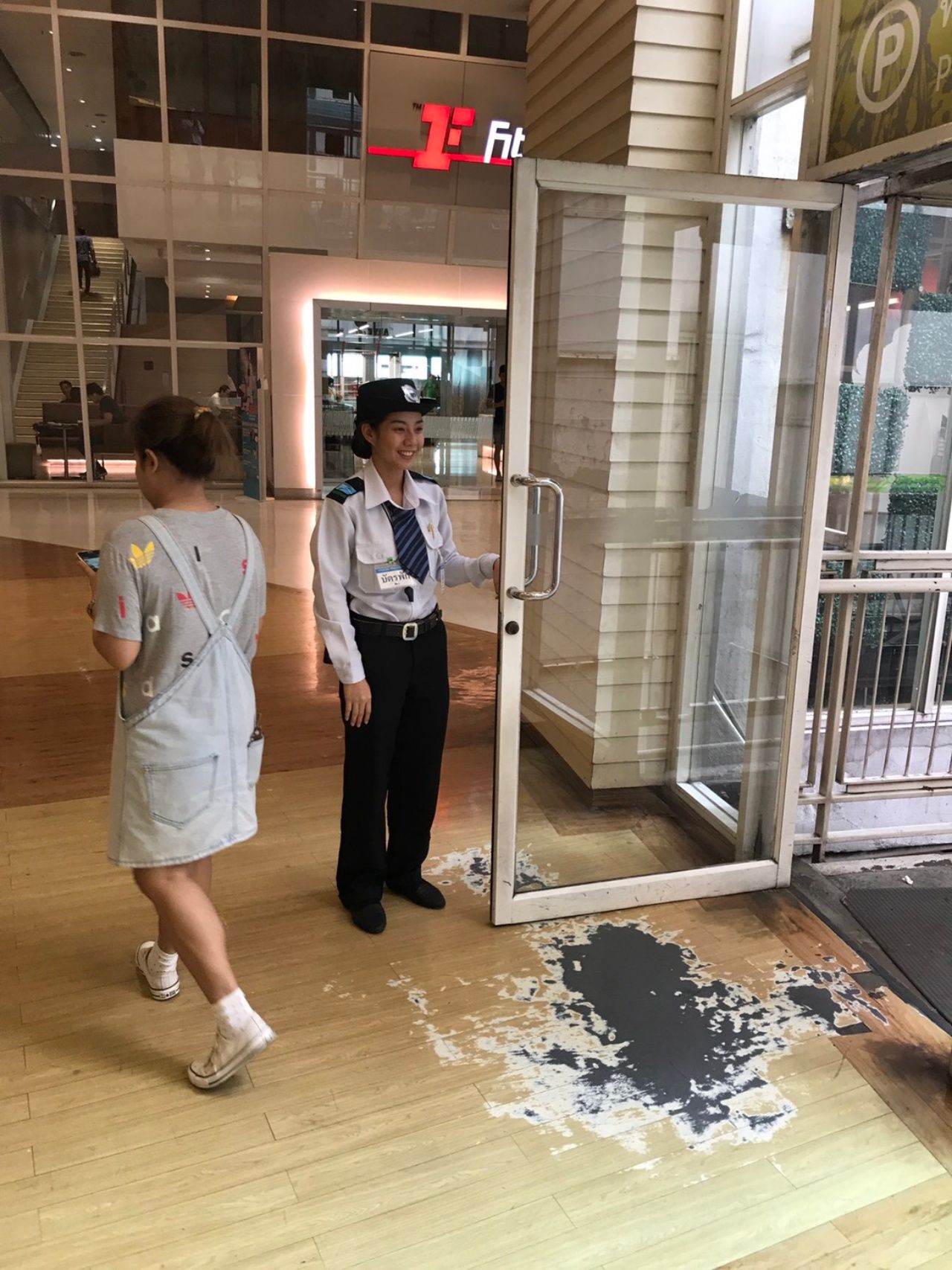 น้องจูน ขณะทำงาน รปภ. 