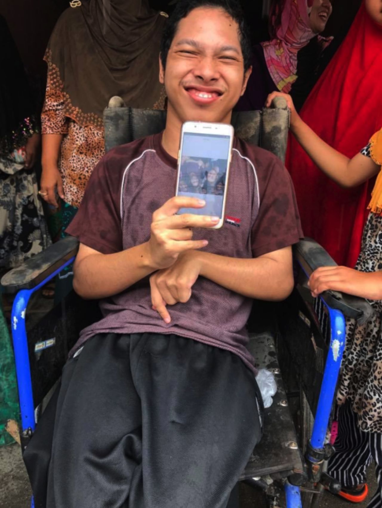 แบเอง หนุ่มพิการที่มารอรับพี่ตูน