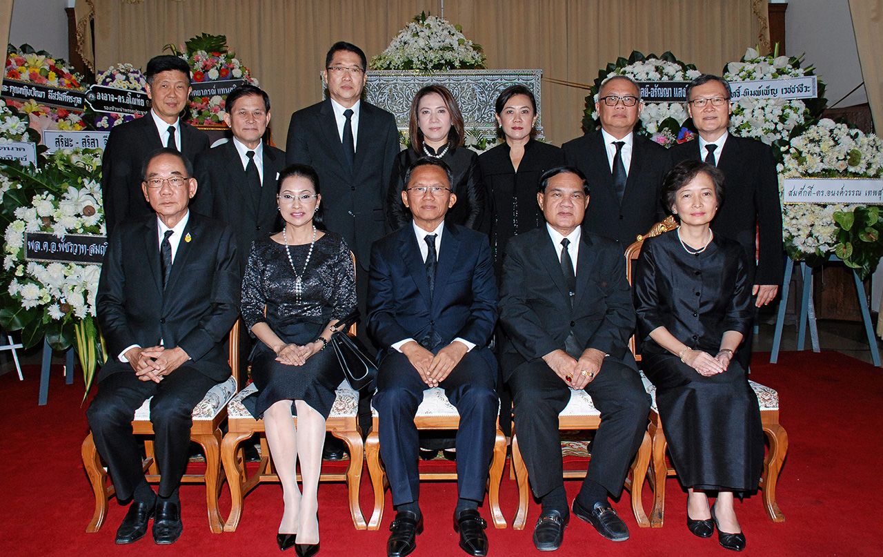 สู่สุคติ สมศักดิ์ เทพสุทิน เป็นประธานในพิธีสวดพระอภิธรรมศพ สุรินทร์ ชัยเจริญพัฒน์ บิดา พรทิวา นาคาศัย โดยมี ปิยะพันธ์ จัมปาสุต, พล.ต.ท.วิฑูรย์ นิติวรางกูร, พล.ต.ต.สุรสิทธิ์ สังขพงศ์ และ นันทวัลย์ ศกุนตนาค มาร่วมในพิธีด้วย ที่วัดพระศรีมหาธาตุวรมหาวิหาร วันก่อน.