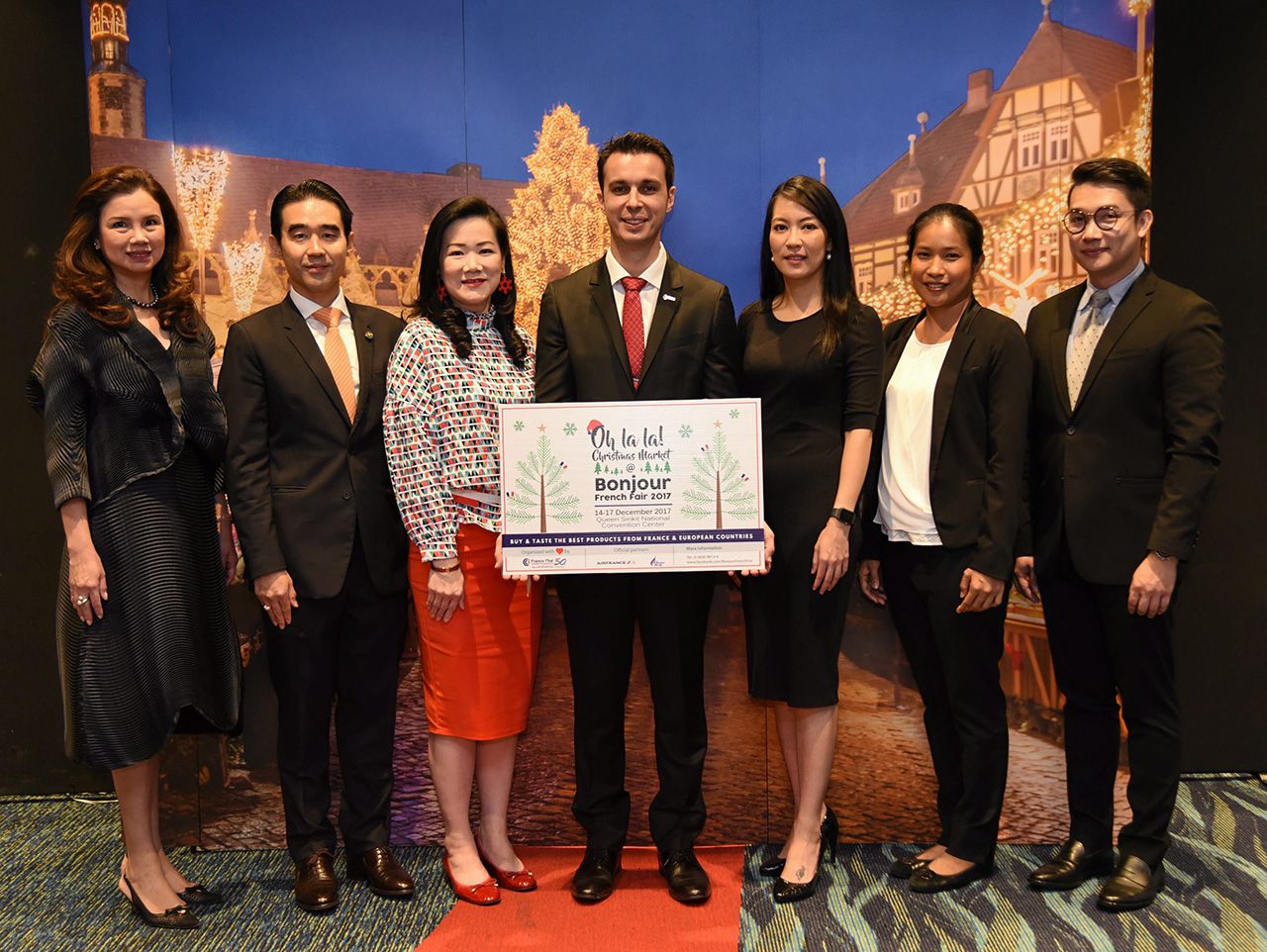 อย่าพลาด โทม่า ซานเชส และ สุกัญญา เอื้อชูชัย แถลงข่าวการจัด “บงชูร์ เฟรนช์ แฟร์ 2017” งานแสดงสินค้าจากฝรั่งเศส ระหว่าง 14-17 ธ.ค. โดยมี นนทกานต์ ทัพพะรังสี, อัศวิน เตชะเจริญกุล และ ภูริต ดารากร ณ อยุธยา มาร่วมงานด้วย ที่ศูนย์การประชุมแห่งชาติสิริกิติ์ วันก่อน.