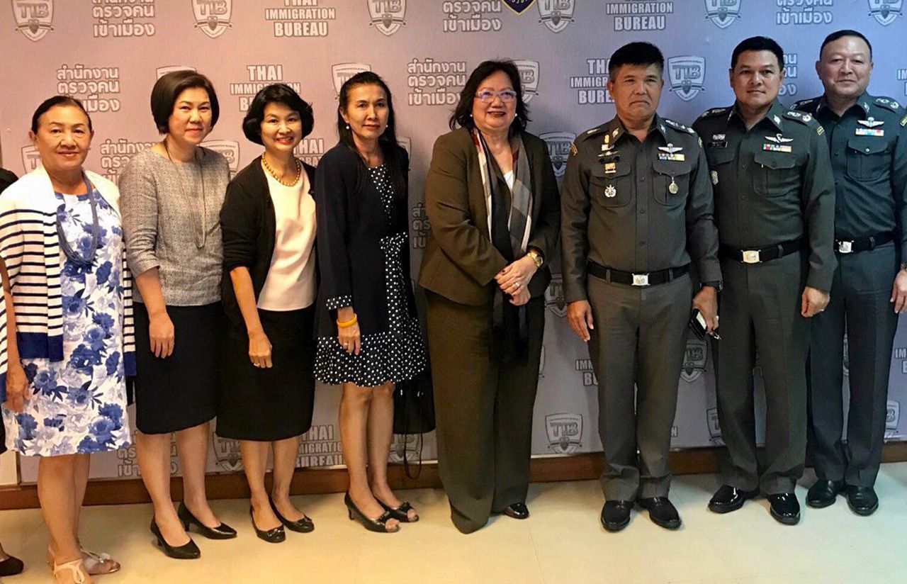 วีซ่าครู อุษา สมบูรณ์ นายกสมาคมโรงเรียนนานาชาติ เข้าพบ พล.ต.ท.สุทธิพงษ์ วงศ์ปิ่น ผบช.สตม. เพื่อหารือเรื่องการออกวีซ่าให้แก่ครู-อาจารย์ชาวต่างชาติ โดยมี พล.ต.ต.อภิรัต นิยมการ,ภัทราดา ยมนาค, พรพิมล เจริญ และ กุมารี โกมารกุล ณ นคร มาร่วมหารือด้วย ที่ สตม. วันก่อน.