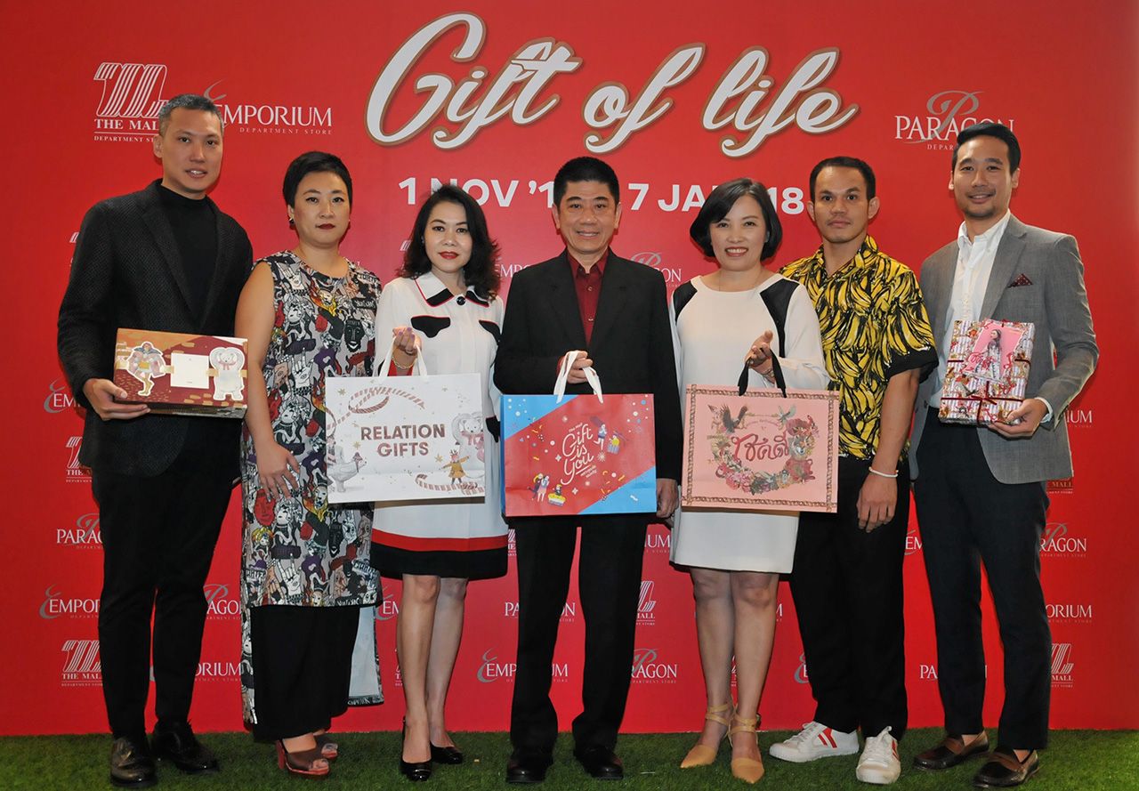 ปีใหม่มาแล้ว ชำนาญ เมธปรีชากุล จัดงาน “Gift of Life 2018” เพื่อต้อนรับเทศกาลปีใหม่ของ เดอะมอลล์ เอ็มโพเรียมและพารากอน ระหว่าง 1 พ.ย.60-7 ม.ค.61 โดยมี นงลักษณ์ โลหะมาณพ, กฤชคุณ พรธนนันท์ และ ปฏิพัทธ์ ชัยภักดี มาร่วมงานด้วย ที่ดิ เอ็มควอเทียร์ วันก่อน.