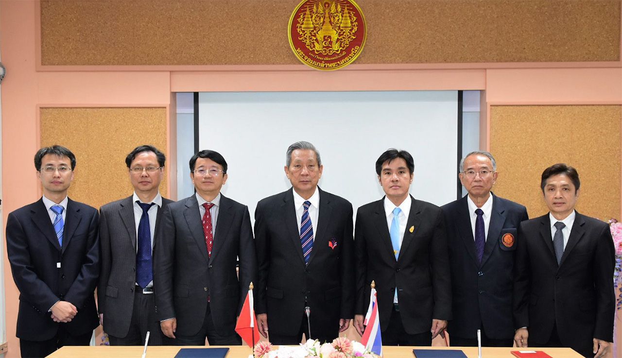 โอเค พินิจ จารุสมบัติ เป็นประธานในพิธีการลงนามความร่วมมือทางวิชาการระหว่าง สุชาติ เซี่ยงฉิน อธิการบดี มจพ. กับ เฉิน ชุนหยาง จาก ม.จงหนาน สาธารณรัฐประชาชนจีน โดยมี ผศ.ปรีชา อ่องอารี และ ศ.ดร.โจ เฮอลิน มาร่วมในพิธีด้วย ที่มหาวิทยาลัยเทคโนโลยีพระจอมเกล้าพระนครเหนือ วันก่อน.