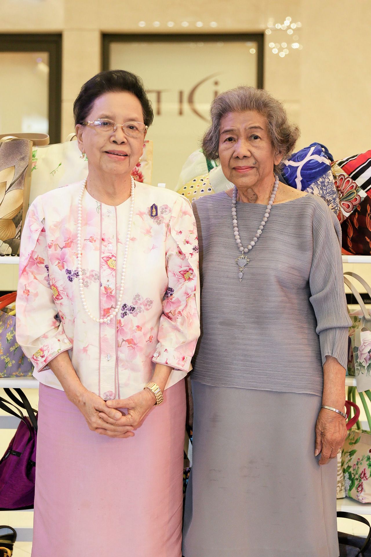 สองผู้บริหารมูลนิธิสายใจไทยฯ ท่าน ผู้หญิงพึงใจ สินธวานนท์, ท่านผู้หญิงอิศรา บุรณศิริ.