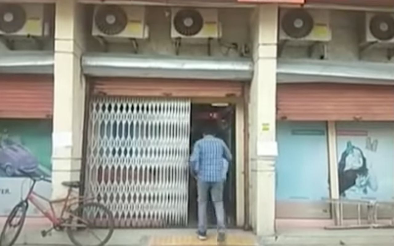 ตึกเก่าที่คนร้ายมาเช่าเพื่อขุดอุโมงค์มุดไปยังธนาคาร ที่อยู่ถัดไป 5 ห้อง