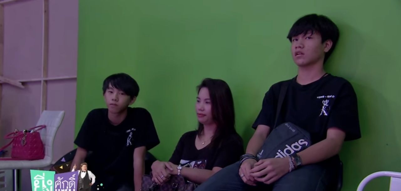 เด็กๆ ที่พาไปทำงานด้วย เปิดแผ่นเสียง และขายแผนเสียง 