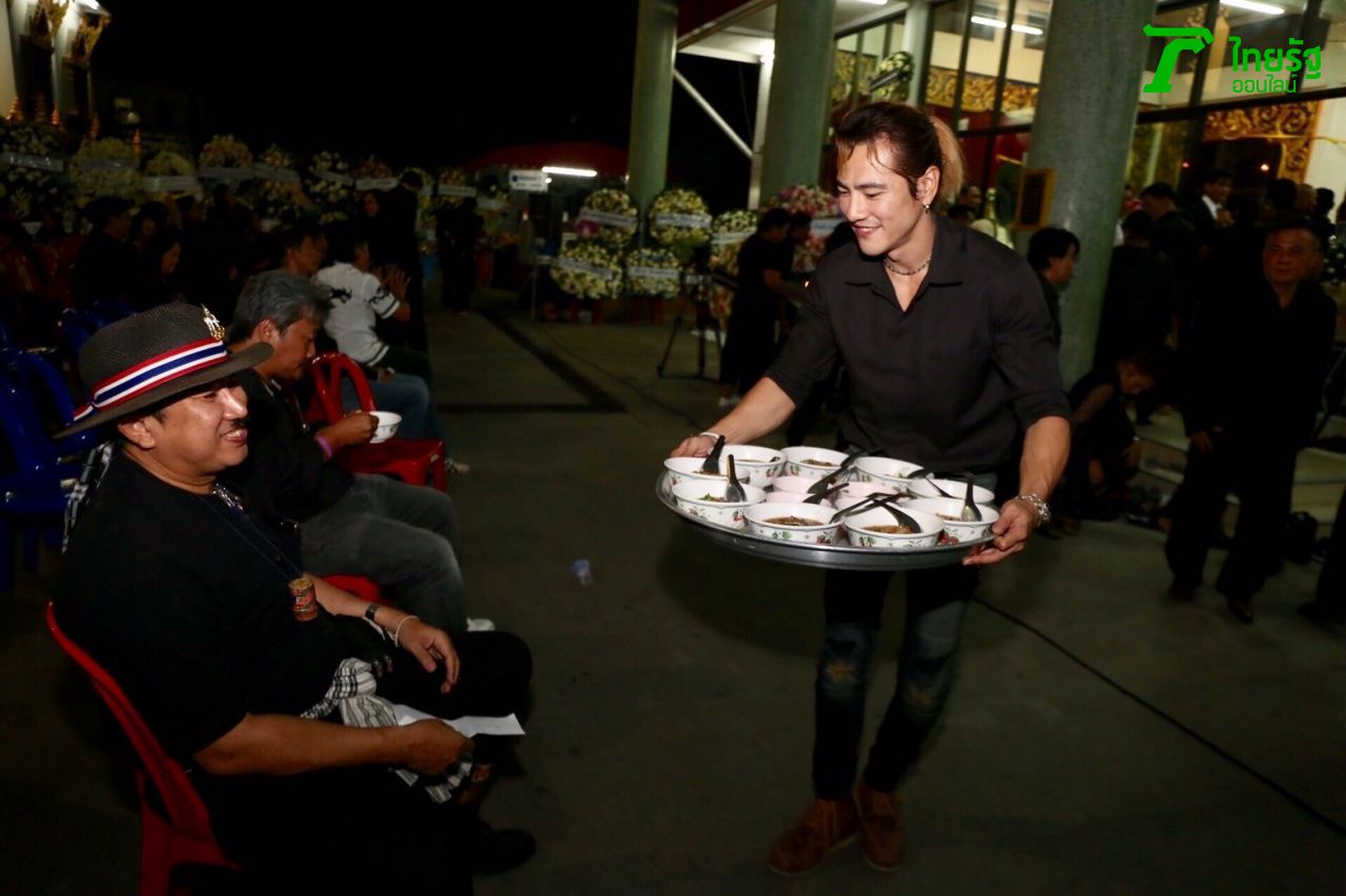 ช่วยเสิร์ฟอาหาร