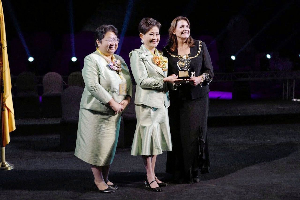 ดร.ยัสมิน ดาร์วิช ประธาน International BPW มอบรางวัล BPW Power to Make a Difference Awards ให้แก่ คุณหญิงณัฐิกา วัธนเวคิน อังอุบลกุล.