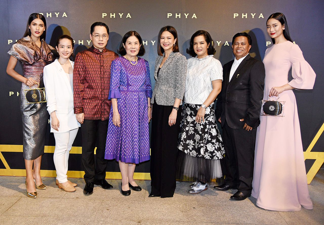 สมทบทุน จิรยง อนุมานราชธน จัดแฟชั่นโชว์กระเป๋าแบรนด์ “PHYA” คอลเลกชั่นพิเศษ ณพัฒน์ เพื่อนำรายได้หลังหักค่าใช้จ่ายสมทบทุนมูลนิธิชัยพัฒนา โดยมี วิลาวรรณ วนดุรงค์วรรณ, จารุพัชร อาชวะสมิต, สุริยน ศรีอรทัยกุล และ อุทัย เจียรศิริ มาร่วมงานด้วย ที่พระราชวังพญาไท วันก่อน.