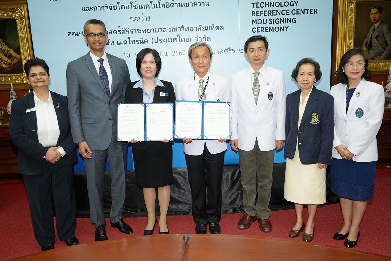 โอเคครับ ศ.ดร.นพ.ประสิทธิ์ วัฒนาภา และ รานีวรรณ รามศิริ ลงนามบันทึกข้อตกลงความร่วมมือการพัฒนาการบริการและการวิจัยใช้เทคโนโลยีด้านเบาหวาน โดยมี ศ.ดร.นพ.ประเสริฐ เอื้อวรากุล และ ศ.พญ.วรรณี นิธิยานันท์ มาร่วมในพิธีด้วย ที่โรงพยาบาลศิริราช วันก่อน.