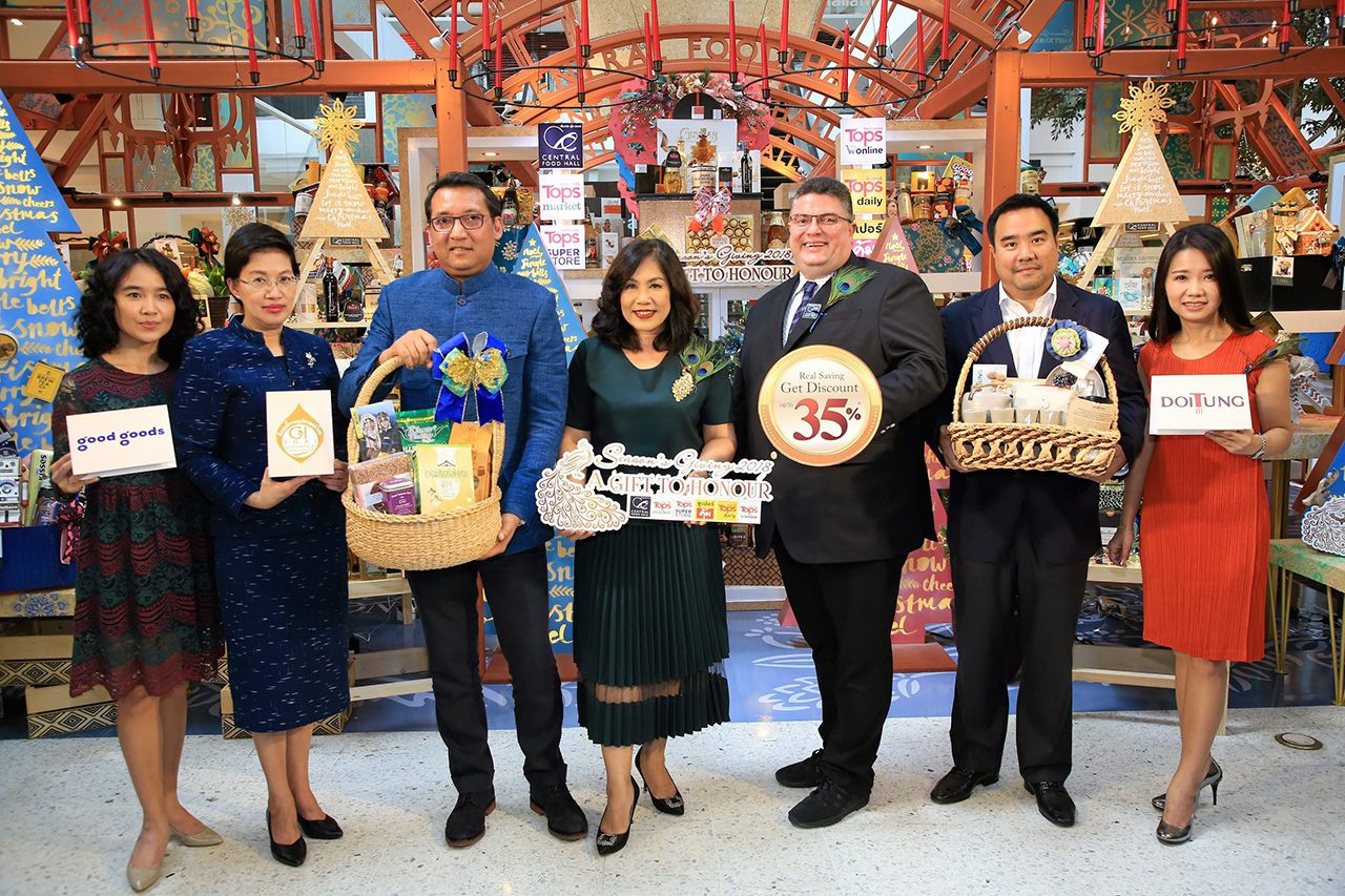 ซื้อเพลิน ภัทรพร เพ็ญประพัฒน์ และ นิค ไรท์ไมเออร์ เปิดตัวกระเช้าของขวัญปีใหม่ “Season’s Giving 2018” คอลเลกชั่นพิเศษให้เลือกมากกว่า 140 แบบ จัดถึง 9 ม.ค. โดยมี ทศพล ทังสุบุตร, ม.ล.ดิศปนัดดา ดิศกุล และ วันเพ็ญ นิโครวนจำรัส มาร่วมงานด้วย ที่เซ็นทรัลเวิลด์ วันก่อน.