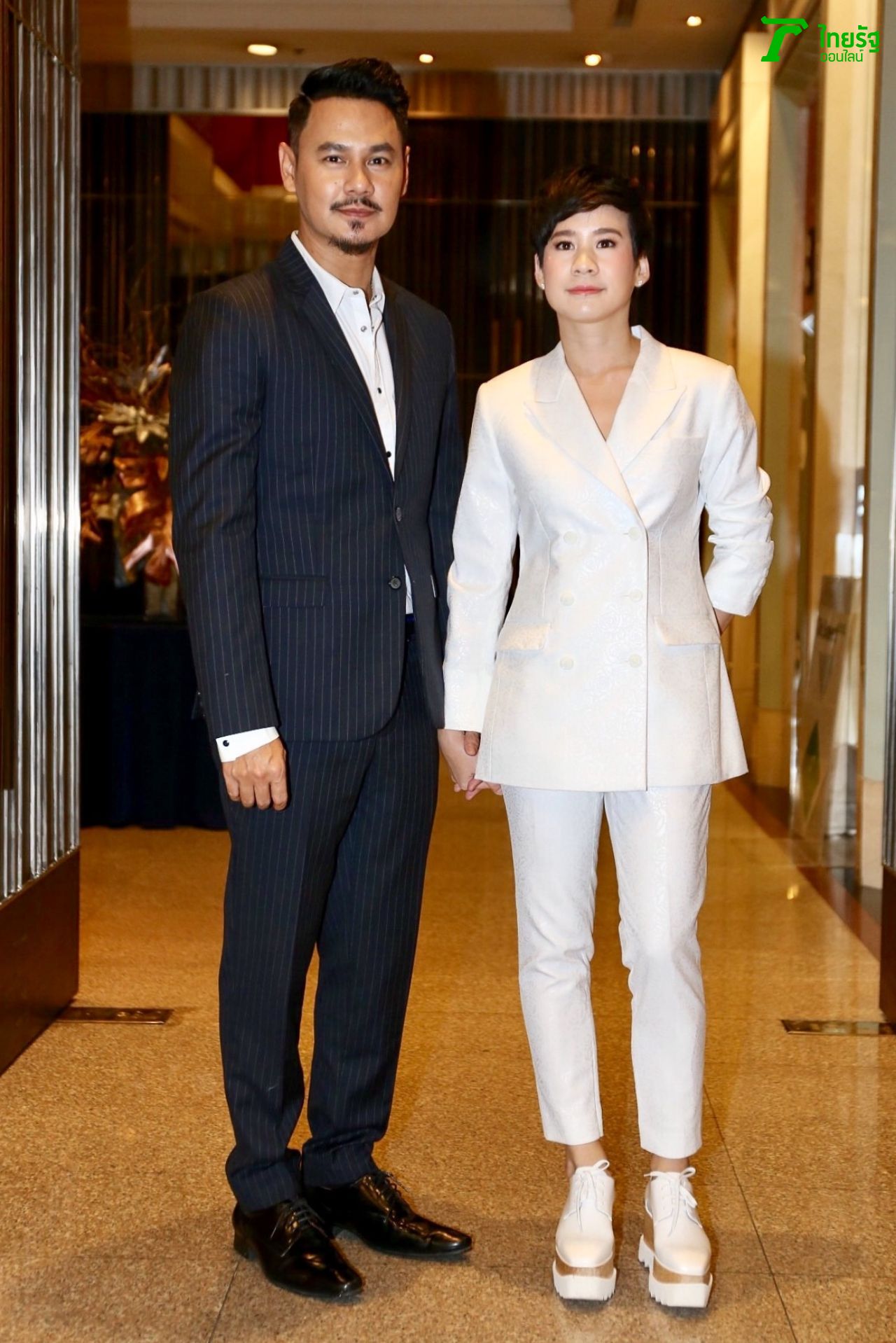 เวฟ วิภพ  - บุ้ง สะธี