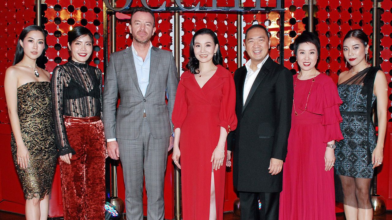 ใส่ดีใส่สวย ดร.ฐิติพร สงวนปิยะพันธ์ จัดแฟชั่นโชว์เปิดตัวเครื่องประดับ “ชีลิน” แบรนด์นำเข้าจากประเทศฝรั่งเศส โดยมี พีรพรรณ สงวนปิยะพันธ์ รุ่งกมล, เดนนิส ชาน, คริสตอฟ อาโต้, ตะวันนา ธารา และ อัชฌา เจริญรัศมีเกียรติ มาร่วมงานด้วย ที่เดอะ เฮ้าส์ ออน สาทร วันก่อน.