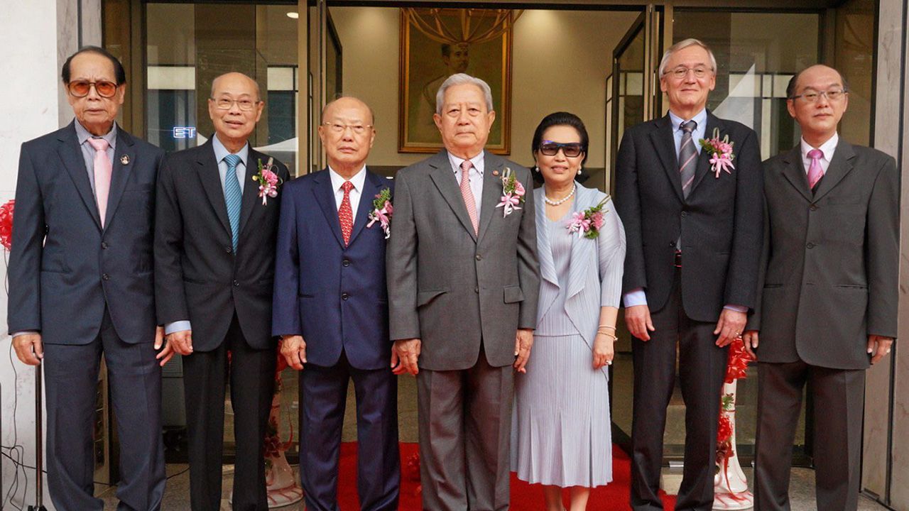 ยี่ห้อดัง พล.อ.สุรยุทธ์ จุลานนท์ องคมนตรี เปิดโชว์รูม บริษัทสหกรุงทองเทรดดิ้ง ผู้นำเข้าจำหน่ายนาฬิกาแบรนด์ดังจากสวิส ให้แก่ เชาวริทธิ์ ตันติวงษากิจ โดยมี พ.อ.หญิงท่านผู้หญิงจิตรวดี จุลานนท์ และ แดเนียล เอ็ม. สชูลป์ มาร่วมงานด้วย ที่ถนนเพชรบุรี 15 พญาไท วันก่อน.