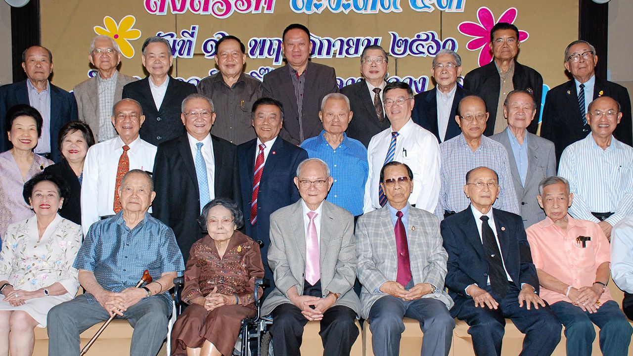 สังสรรค์ มีชัย ฤชุพันธุ์ ประธานชมรม สว.3943 จัดงานเลี้ยงสังสรรค์สมาชิกชมรม โดยมี ศ.นพ.เกษม วัฒนชัย, อาษา เมฆสวรรค์, พล.อ.จรัล กุลละวณิชย์, คุณหญิงนันทกา สุประภาตะนันทน์, เกษม ณรงค์เดช และ ศักดิ์ชัย ธนบุญชัย มาร่วมงานด้วย ที่ รร.รอยัลปริ๊นเซส วันก่อน.