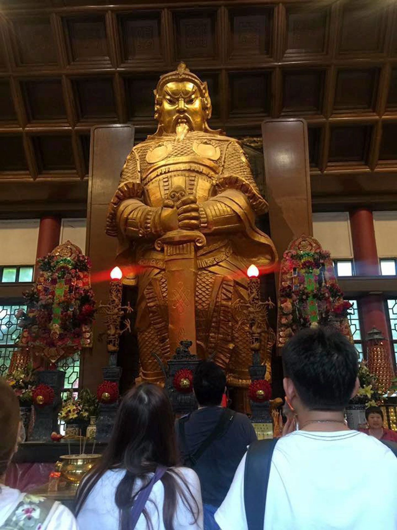 เทพแชกง ในท่ายืนถือดาบ.