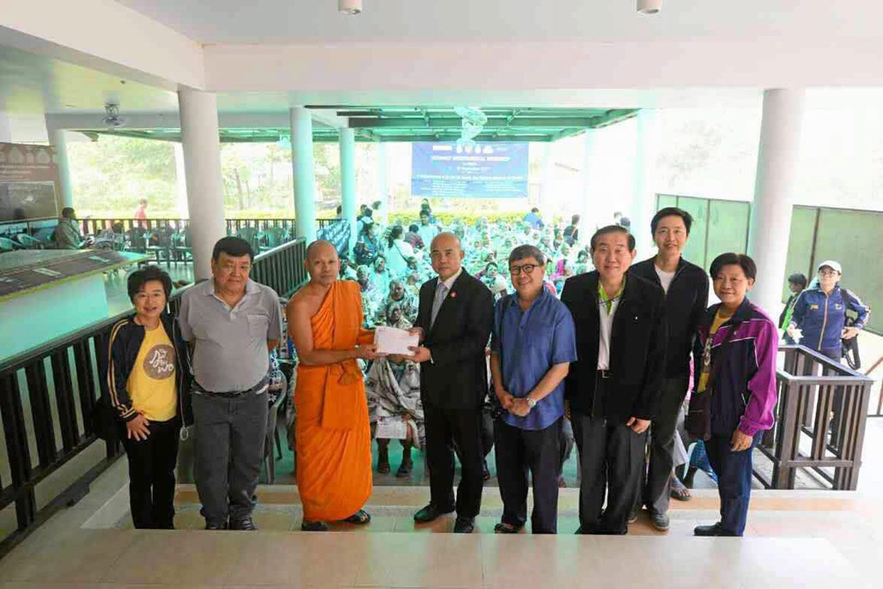 ช่วยชาวเนปาล ภควัต ตันสกุล ออท. ณ กรุงกาฐมาณฑุ เนปาล ถวายเงินจำนวน 186,250 รูปีเนปาล แก่ พระศรีโพธิวิเทศ เจ้าอาวาสวัดไทยลุมพินี เพื่อสนับสนุนการผ่าตัดต้อกระจกให้แก่ชาวเนปาล ที่อาคารพลังศรัทธาไทย.