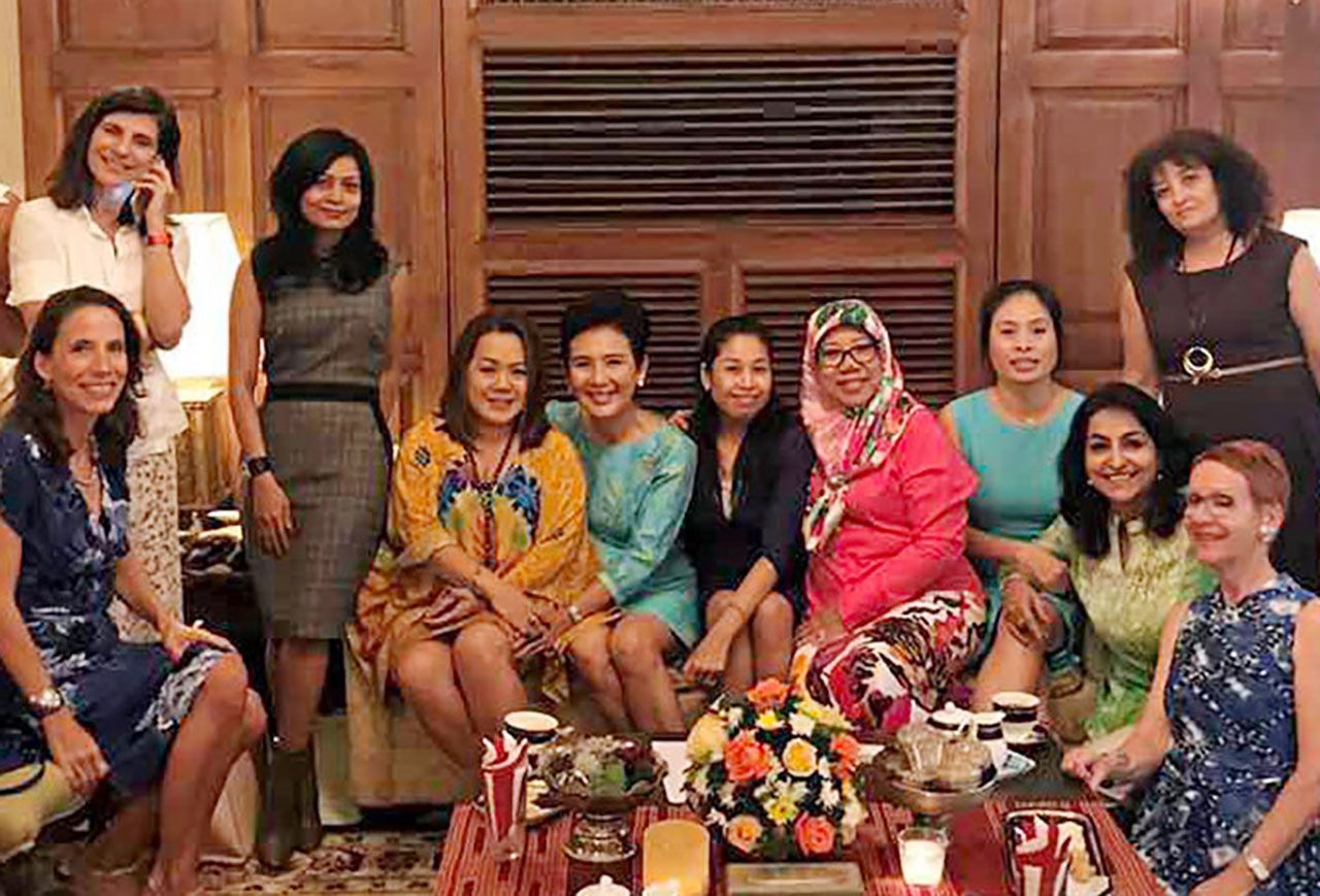 เผยแพร่วัฒนธรรม กมลรัตน์ บุญหลง ภริยา ออท. ณ กรุงย่างกุ้ง เมียนมา เป็นเจ้าภาพเลี้ยงอาหารกลางวันแก่ภริยา ออท.ประเทศต่างๆ ประจำย่างกุ้ง เพื่อประชาสัมพันธ์เผยแพร่วัฒนธรรมไทยและอาหารไทย ที่ทำเนียบทูต.