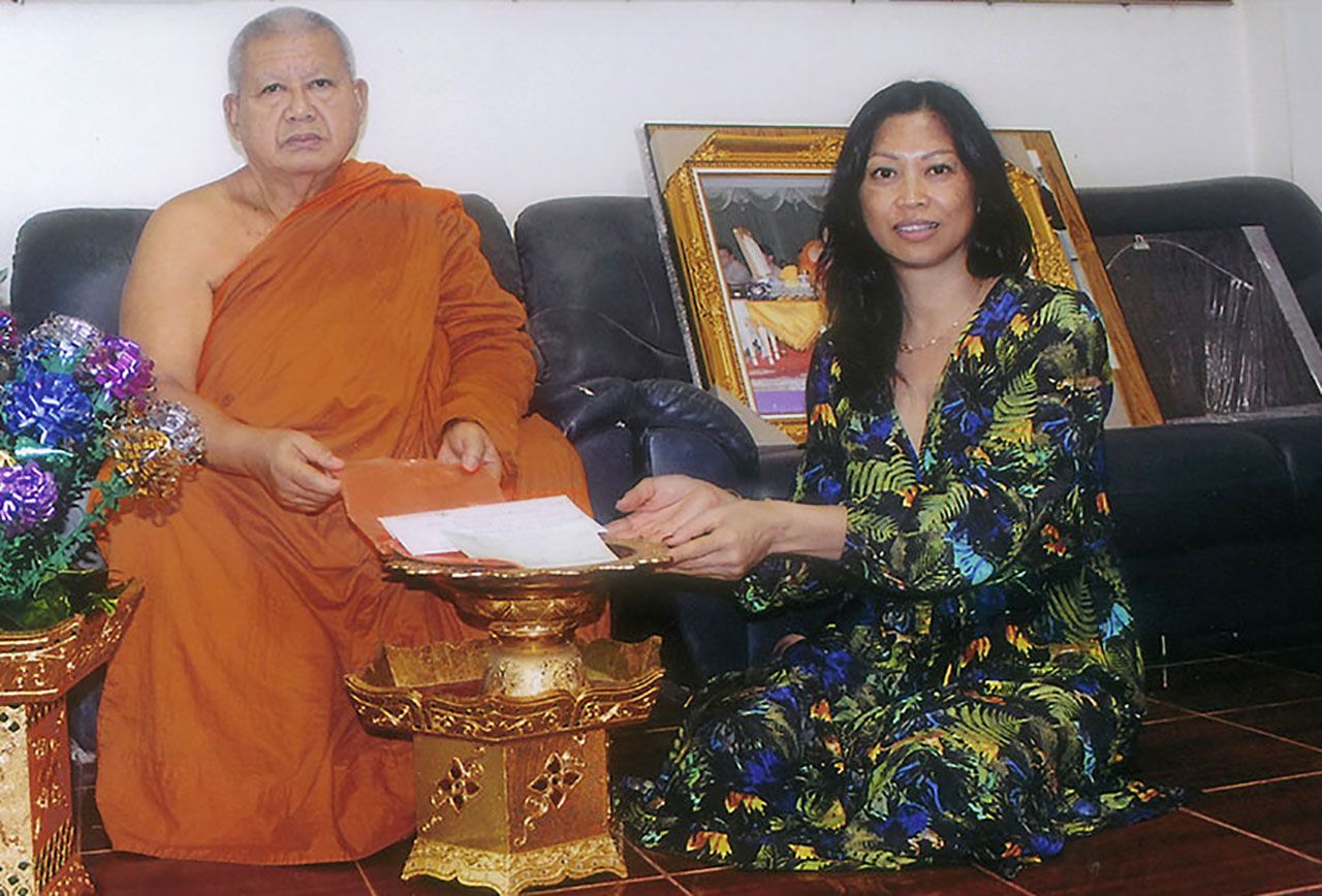 สร้างกุศล พระครูโกวิทธรรมโสภณ เจ้าอาวาสวัดร้องเม็ง อ.สันทราย จ.เชียงใหม่ รับมอบเงินจำนวน 413,800 บาท จาก กาญจนา เอี่ยมสมบัติ เกรา จากเมืองฮัมบวร์ก เยอรมนี เพื่อซื้อที่ดินถวายวัด สร้างสาธารณประโยชน์.