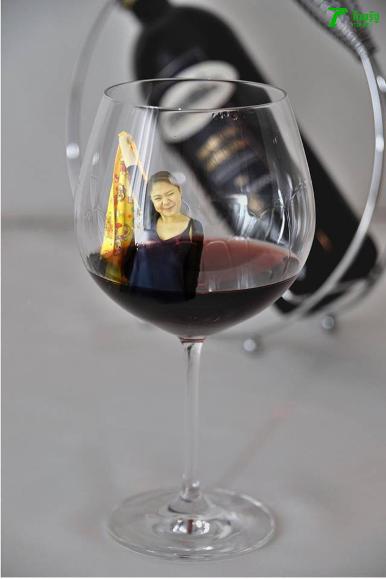 ได้ภาพเสร็จสมบูรณ์ สาวน้อยในแก้วน้ำ