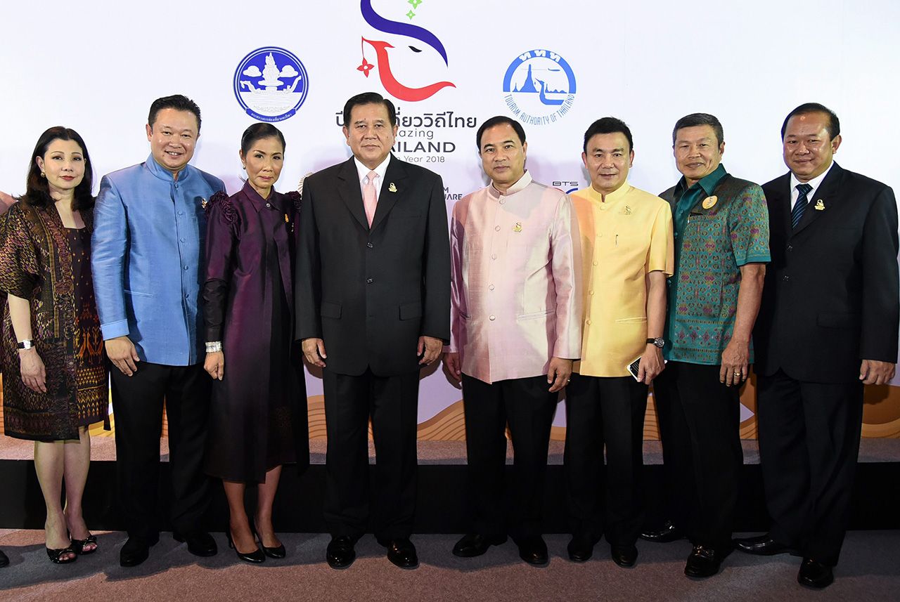 เที่ยวไทย พล.อ.ธนะศักดิ์ ปฏิมาประกร รองนายกรัฐมนตรี เปิดงาน “ปีท่องเที่ยววิถีไทยเก๋ไก๋อย่างยั่งยืน” ชมริ้วขบวนอย่างยิ่งใหญ่สวยงามตระการตา โดยมี กอบกาญจน์ วัฒนวรางกูร, ยุทธศักดิ์ สุภสร และ ชฎาทิพ จูตระกูล มาร่วมงานด้วย ที่สยามดิสคัฟเวอรี่ วันก่อน.
