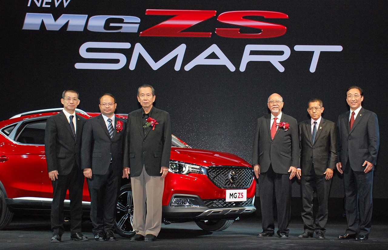 ขับเพลิน สือ กัวหย่ง เปิดตัว NEW MG ZS สมาร์ทเอสยูวี สมาร์ทคาร์รุ่นแรกมาพร้อมระบบอัจฉริยะ i-SMART และระบบความปลอดภัยครบครันดีไซน์หรูหรา โดยมี จางไห่ โป, พงษ์ศักดิ์เลิศฤดีวัฒนวงค์, ขวัญชัย ปภัสร์พงษ์ และ จรวย ขันมณี มาร่วมงานด้วย ที่เซ็นทรัลเวิลด์ วันก่อน.
