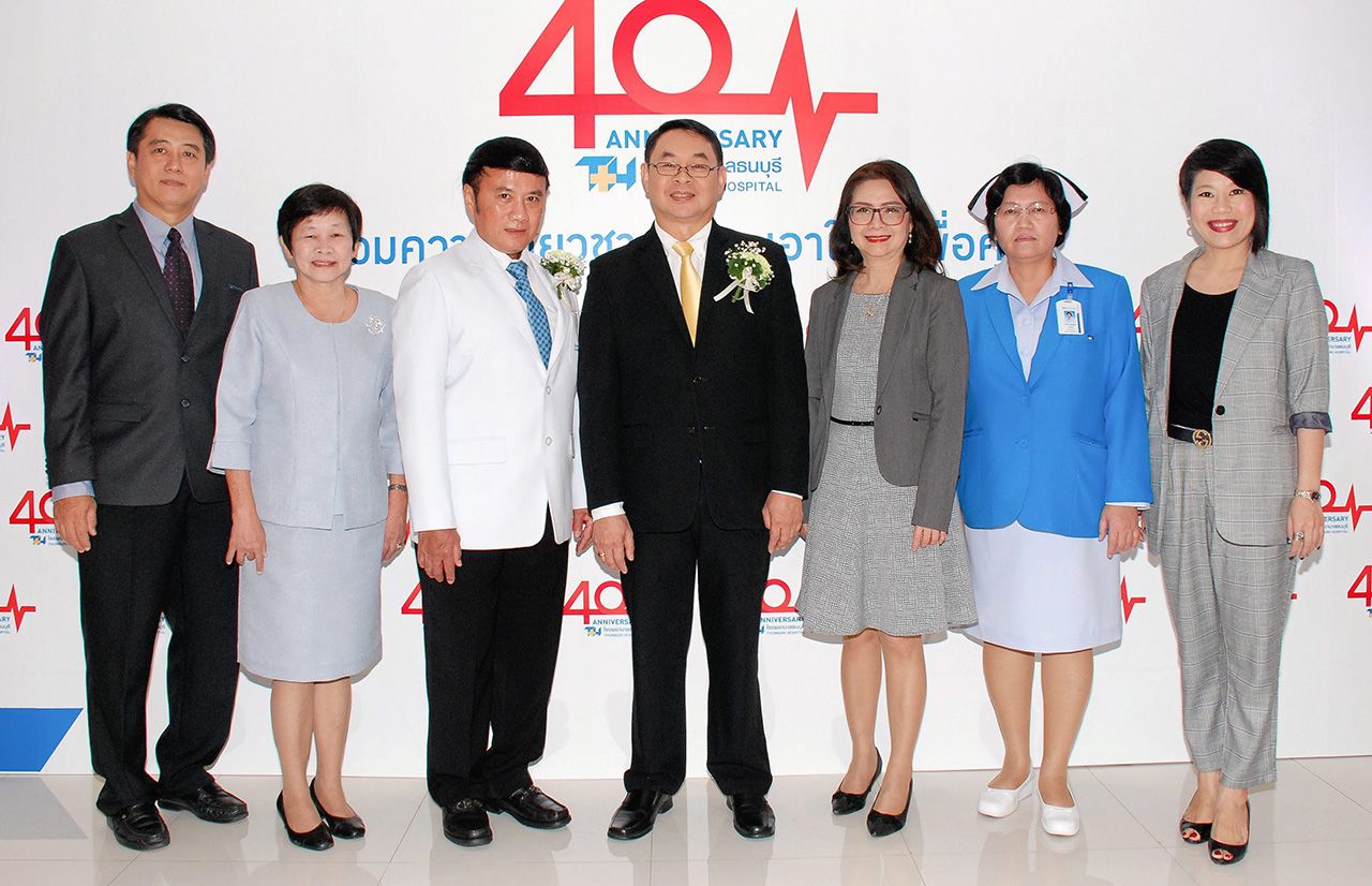 วัยสี่สิบ นพ.สุทธิชัย โชคกิจชัย จัดงานฉลอง “ครบรอบ 40 ปี รพ.ธนบุรี และเปิดอาคาร 3” พร้อมกิจกรรมตรวจคัดกรองโรคน้ำเกินในโพรงสมองจำนวน 40 คนฟรี โดยมี นพ.วชิรบุณย์ ศาสตระรุจิ, ทิพย์วรรณ รุจิโรจน์พิพัฒนา และ อรุณี ธำรงวิศว มาร่วมงานด้วย ที่โรงพยาบาล วันก่อน.