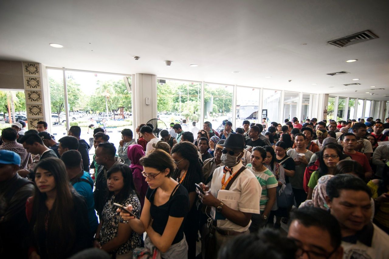 นักท่องเที่ยวจำนวนมากติดค้างอยู่ที่สนามบิน งูระห์ ไร