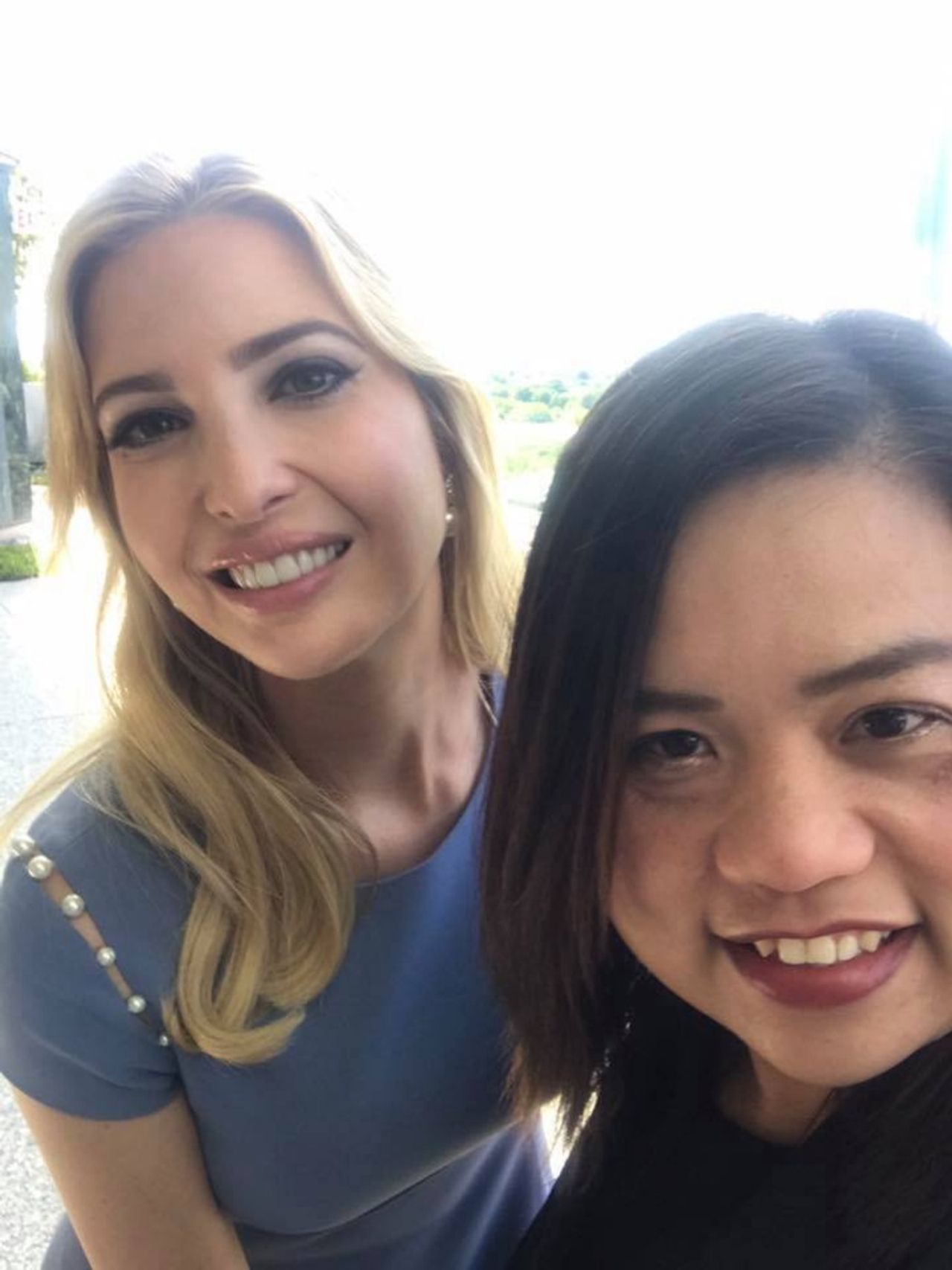 เซลฟี่แนบชิดแบบเป็นกันเอง ภาพจากเฟซบุ๊ก @Boommosby