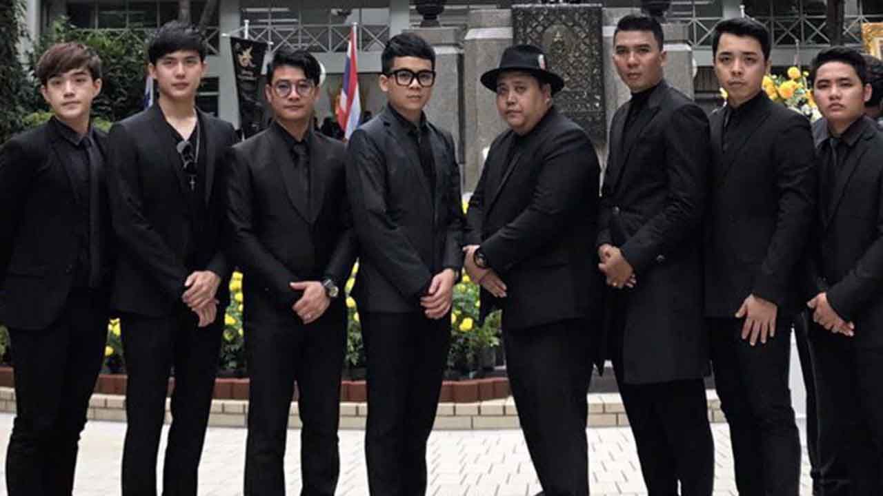 สงบนิ่ง วง Rooftop (รูฟท็อป), MILD (มายด์) และ The Rube (เดอะ รู๊บ) จาก “สไปร์ซซี่ ดิสก์” ร่วมถวายความอาลัยแด่ “พระบาทสมเด็จพระปรมินทรมหาภูมิพลอดุลยเดช” ร่วมยืนสงบนิ่งเป็นเวลา 89 วินาที เพื่อระลึกถึงพระมหากรุณาธิคุณที่พระองค์ทรงมีแก่ปวงชนชาวไทย ตลอด 70 ปี ณ ลานพระราชบิดา หน้าอาคาร 100 ปี โรงพยาบาลศิริราช.