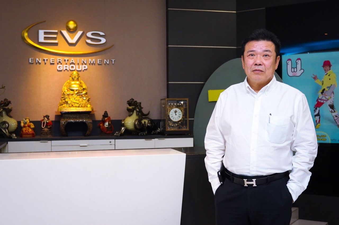 คุณสุทธิสรร สุรนันท์กิ่งเพชร หรือ เฮียเสก ประธานกรรมการบริษัท อี.วี.เอส. เอ็นเตอร์เทนเม้นท์ จำกัด