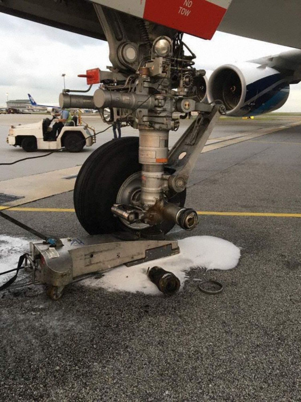 ล้อด้านซ้ายหาย (ภาพจาก Aviation Herald)