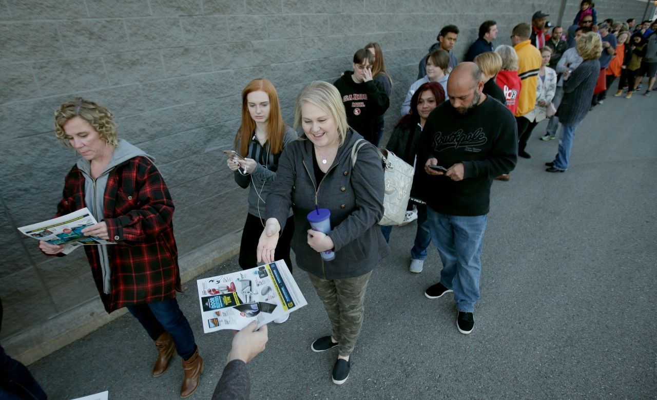 คนรอต่อแถวก่อนห้าง Best Buy สโตร์ เปิด ที่เมืองโอเวอร์แลนด์ พาร์ก รัฐแคนซัส สหรัฐฯ 