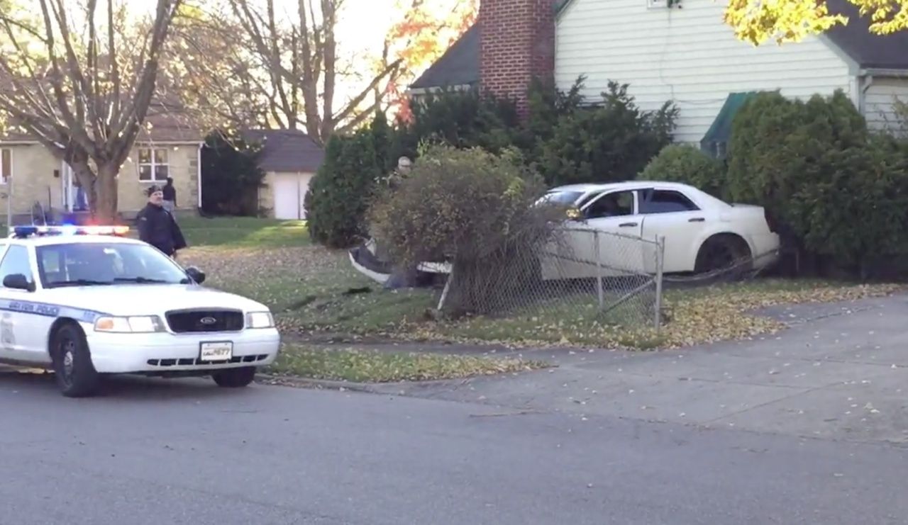 เทอร์เนอร์ขับรถชนรั้วข้างทาง