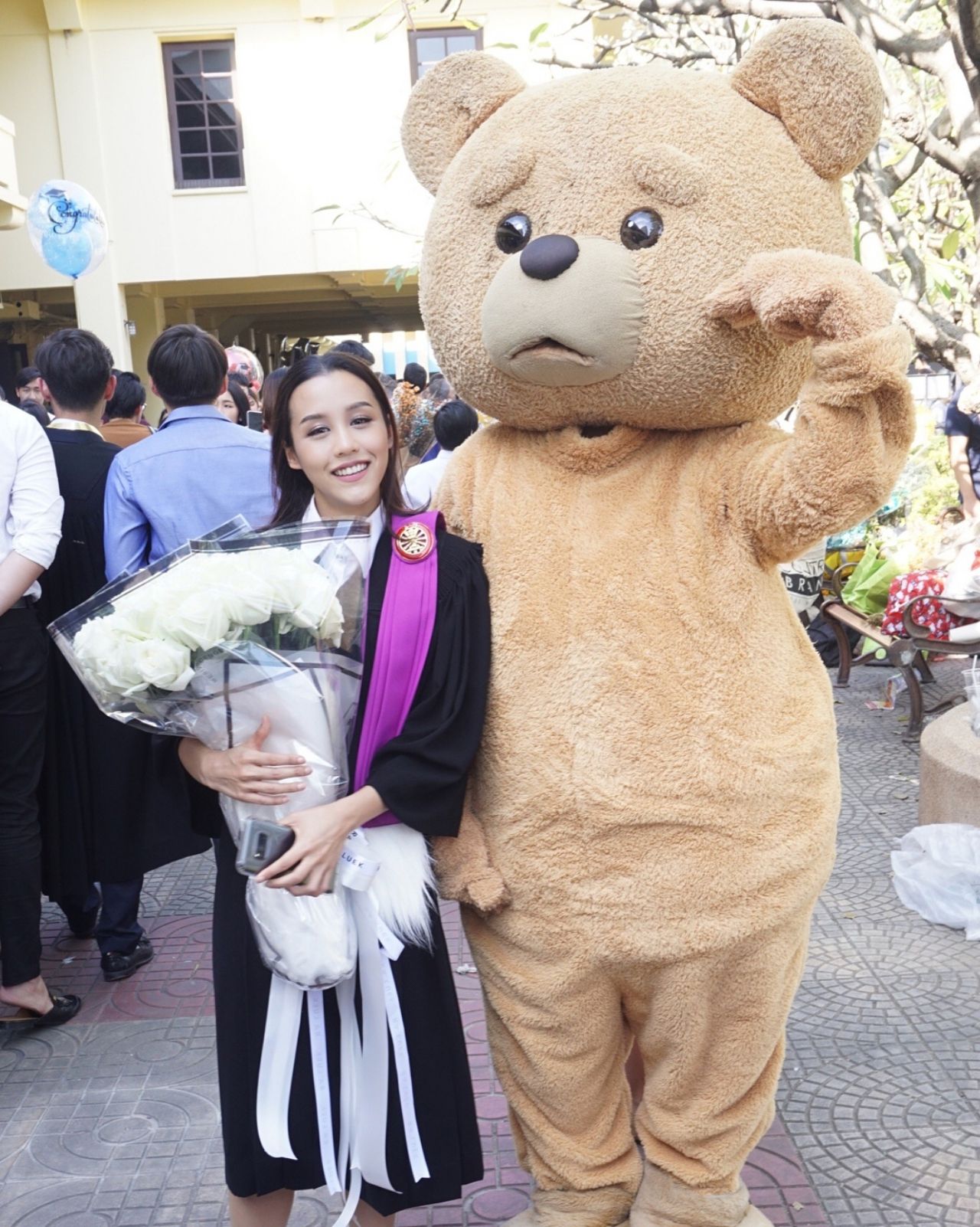 ชินใส่ชุดหมีเท็ดเซอร์ไพรส์ลิลลี่ ขอบคุณภาพจาก @chin_officialfanclub 